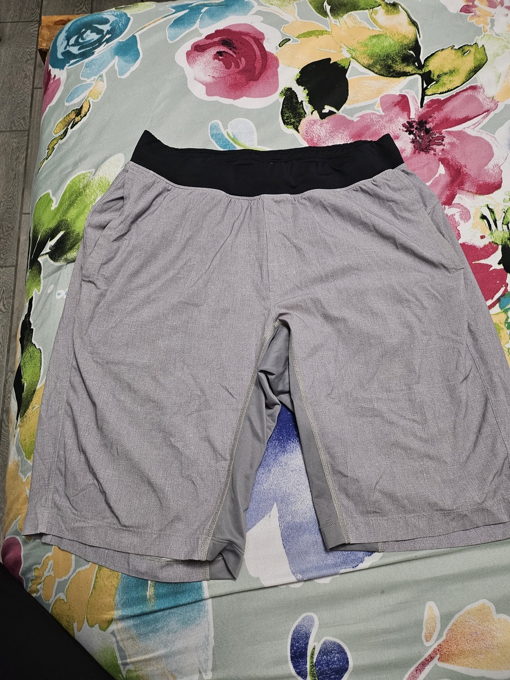 lululemon athletica Men's Hybrid Shorts in Light Gray with Black Waistband